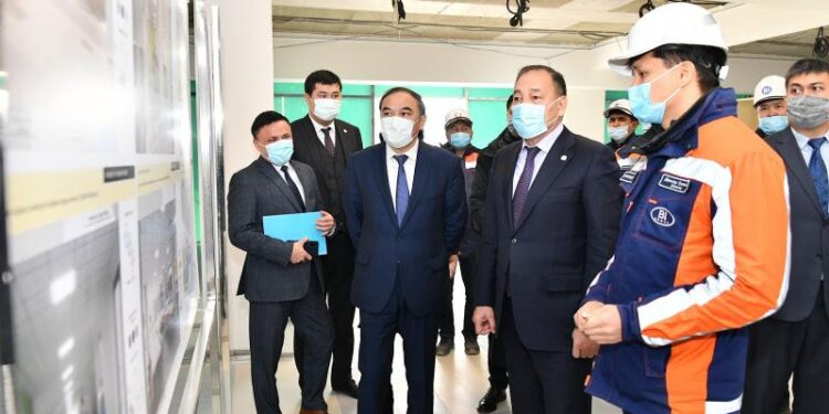Ералы Тугжанов ознакомился с ходом работ по сокращению дефицита мест в школах Алматы