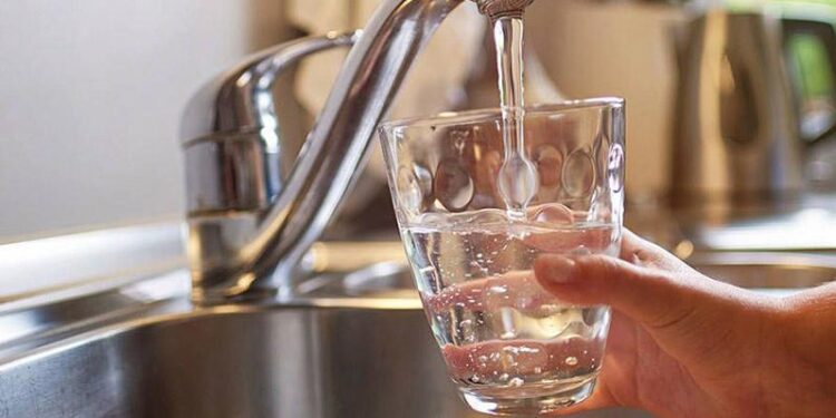 Какой процент населения Казахстана обеспечен чистой питьевой водой