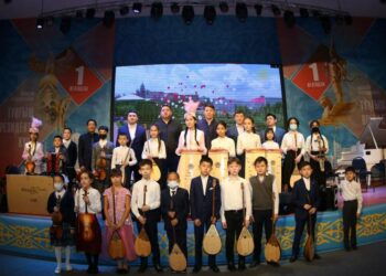 Елорданың өнер қайраткерлері түркістандық балаларға сыйлық жасады