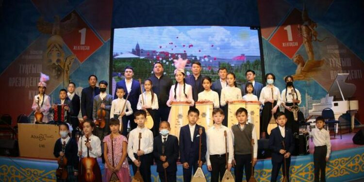 Елорданың өнер қайраткерлері түркістандық балаларға сыйлық жасады