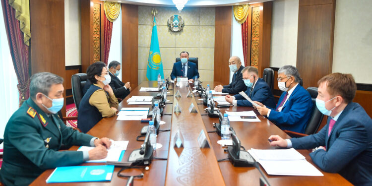 Сенаторлар еліміздің Қарулы Күштерінің жауынгерлік әзірлік деңгейін арттыру мәселелерін талқылады