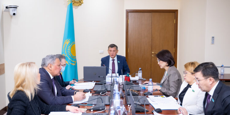 Сенаторлар еңбек дауларын реттеу туралы заңды талқылады