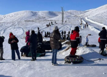 Ақтөбедегі демалыс базаларының бірінің аумағында қармен жүретін көлік бірнеше адамды қағып, нәтижесінде адам өлімі орын алды, деп хабарлайды zamahdas.kz ақпарат агенттігі Polisia.kz Telegram-арнасына сілтеме жасап.