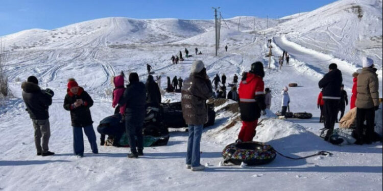 Ақтөбедегі демалыс базаларының бірінің аумағында қармен жүретін көлік бірнеше адамды қағып, нәтижесінде адам өлімі орын алды, деп хабарлайды zamahdas.kz ақпарат агенттігі Polisia.kz Telegram-арнасына сілтеме жасап.