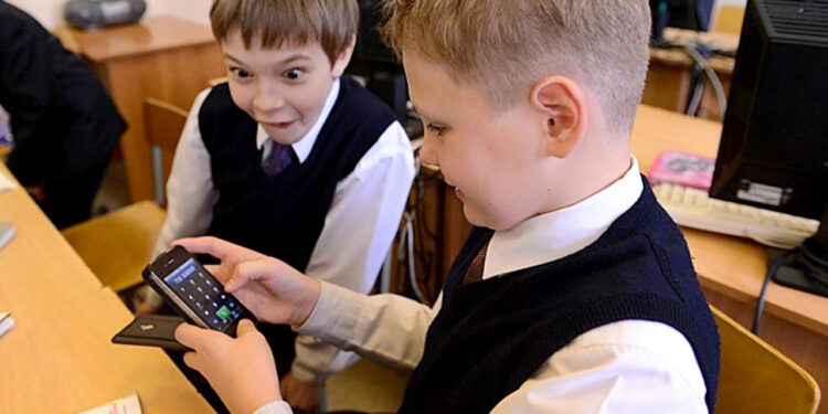 Желіге желімдей жабысқан жас бала