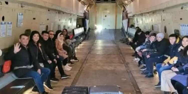 Арнайы ұшақпен Түркиядан елге оралған отандастар Президентке алғыс айтты