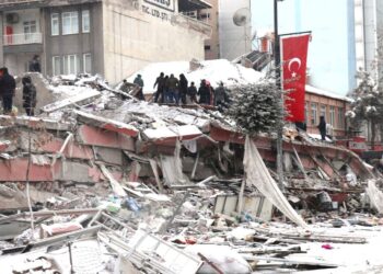 Мұстафа Өзтүріктің туыстары үйінді астында қалған: Түркияда қаза тапқандар саны 10 мыңға жуықтады