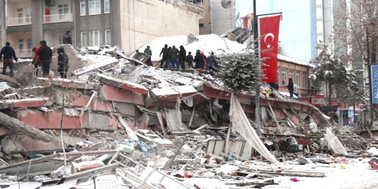 Мұстафа Өзтүріктің туыстары үйінді астында қалған: Түркияда қаза тапқандар саны 10 мыңға жуықтады