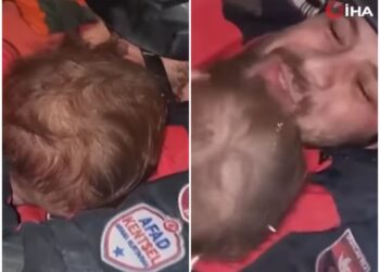 Түркиядағы зілзала: бесікте жатқан сәби 72 сағаттан соң үйіндінің астынан тірі табылды