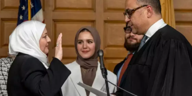 АҚШ-та алғаш рет хиджаб киген әйел судья атанды