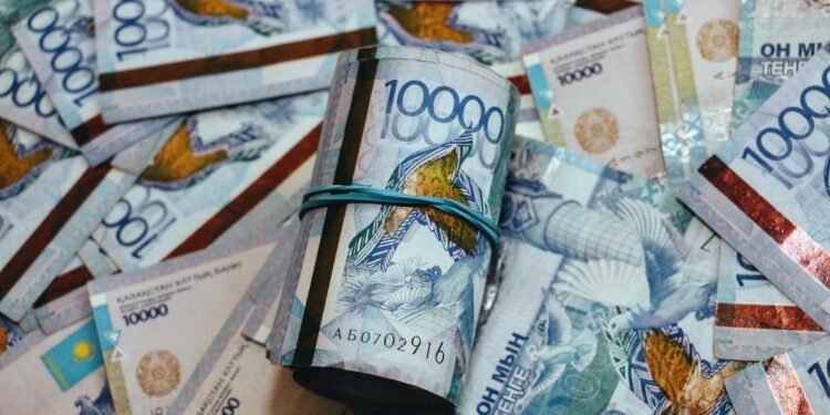 Изъятые у преступников 13 млн тенге похитил и растратил следователь в ВКО