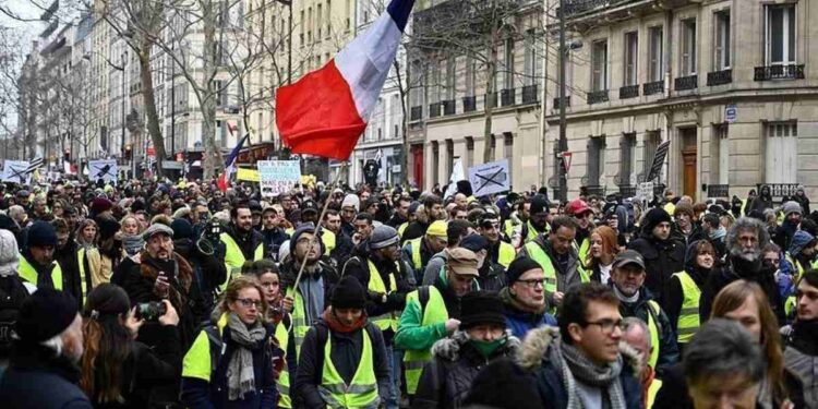Францияда зейнетақы реформасына қарсы шерулер үдеп барады