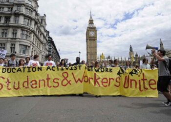 Англияда мұғалімдер шеруге шығып, 11 мыңдай оқушы сабаққа бармады