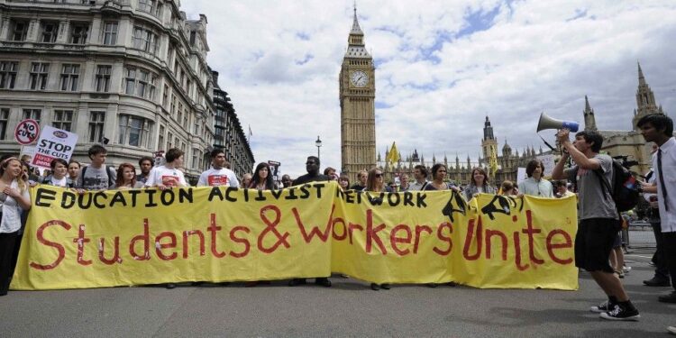 Англияда мұғалімдер шеруге шығып, 11 мыңдай оқушы сабаққа бармады