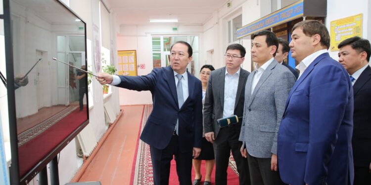 Алтай Көлгінов Қызылорда облысына іс сапармен келіп, ауыл мектептерінің жайымен танысты