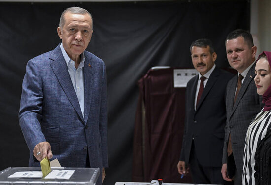 Түркиядағы президент сайлауы: Режеп Тайып Ердоған көш бастап тұр