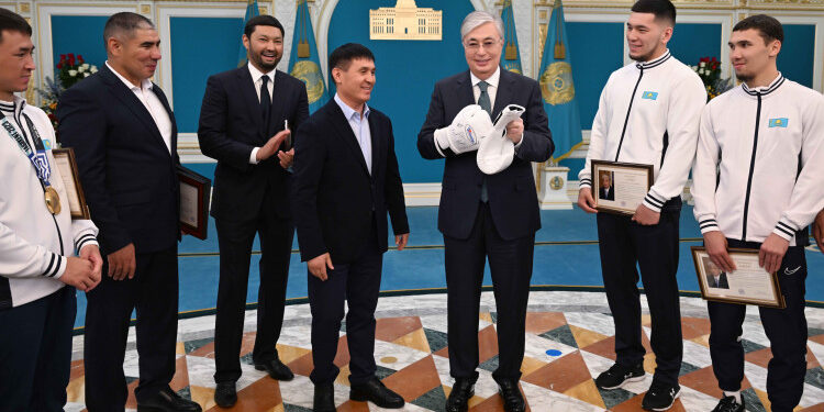 Президент бокстан әлем чемпионатының жүлдегерлерін қабылдады
