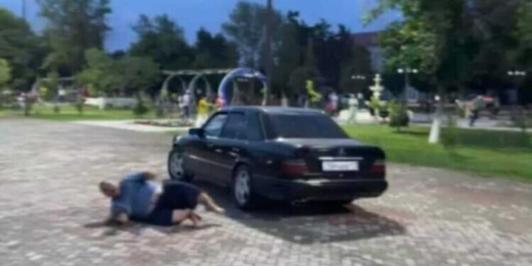 Депутатты көлікпен қасақана қаққан азамат қамалды