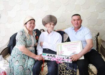 100 жастағы майдангерге автокөлік кілті табысталды