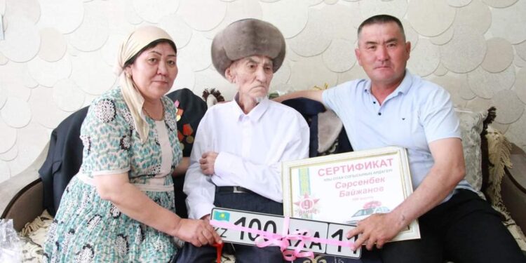 100 жастағы майдангерге автокөлік кілті табысталды