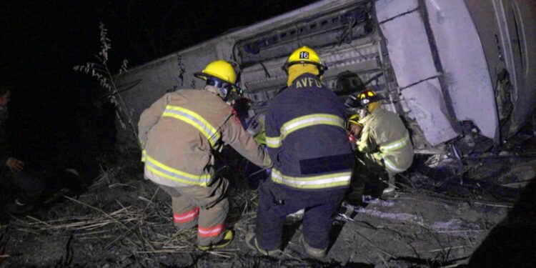 Мексикада автобус құздан құлап, 18 адам қаза тапты