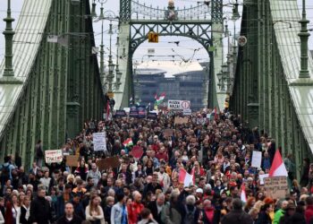 Венгрияда мұғалімдер шеруге шықты