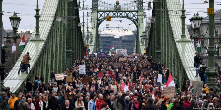 Венгрияда мұғалімдер шеруге шықты