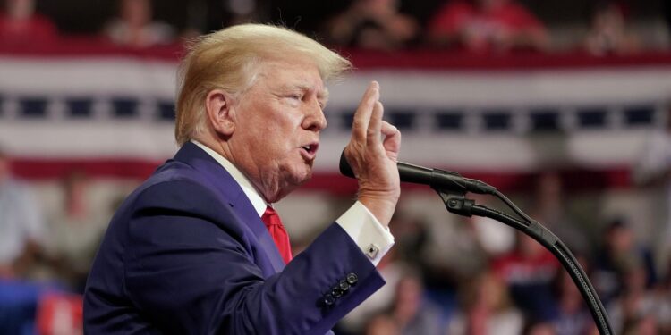 Трамп жыл бойы мерекелік кеш өткізбекші