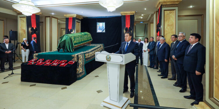 Қайраткермен қоштасу рәсімі