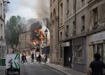 Парижде жарылыс салдарынан 37 адам зардап шекті