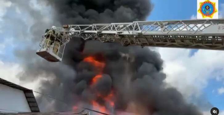 Крупный пожар произошел в универмаге Атырау