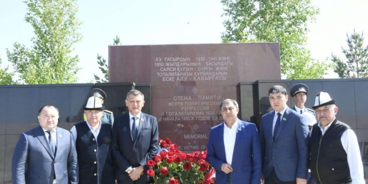 Сенаторы почтили память жертв политических репрессий и голода