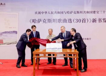 В Пекине презентовали сборник популярных казахских песен на китайском языке