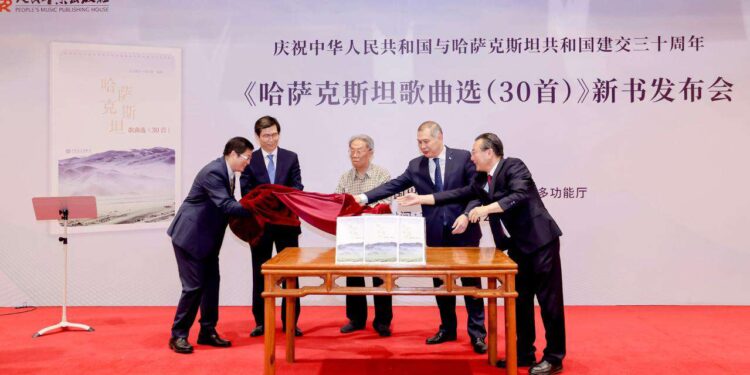 В Пекине презентовали сборник популярных казахских песен на китайском языке
