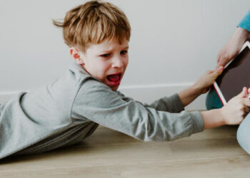 «Цифрлы аутизм»: Шынайы өмірден алыстап кеткендер