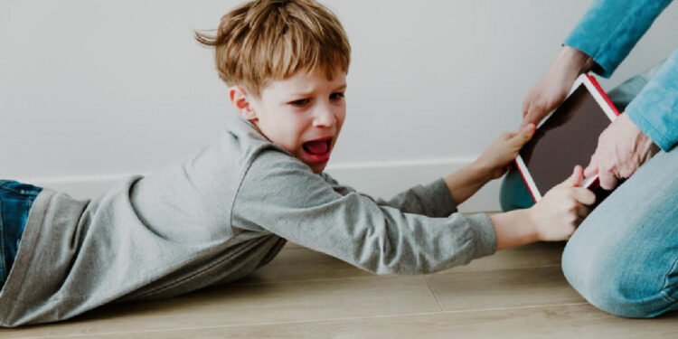 «Цифрлы аутизм»: Шынайы өмірден алыстап кеткендер