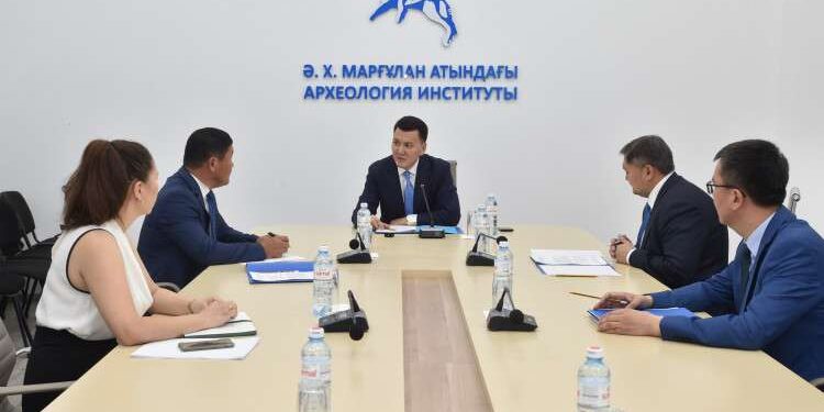 Госсоветнику рассказали о проблемах Института археологии имени Маргулана