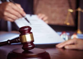 Kaspi банк қызметкерлерін кепілдікке алған жігітке жаза тағайындалды