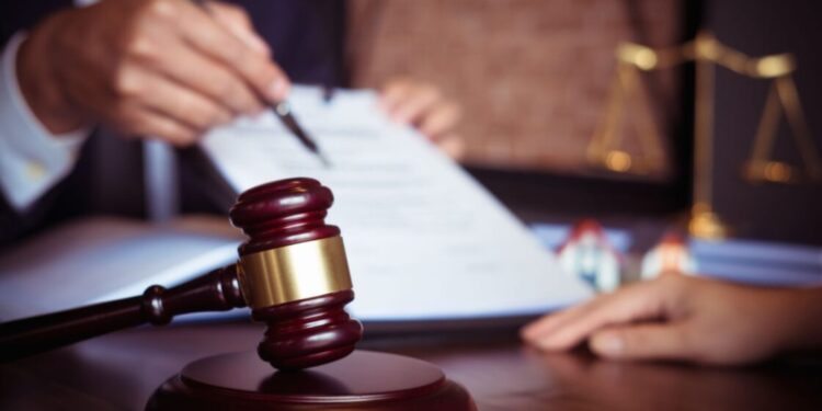 Kaspi банк қызметкерлерін кепілдікке алған жігітке жаза тағайындалды