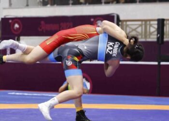 Күрестен АЧ: Қазақстанның әйелдер командасы екі жүлде алды