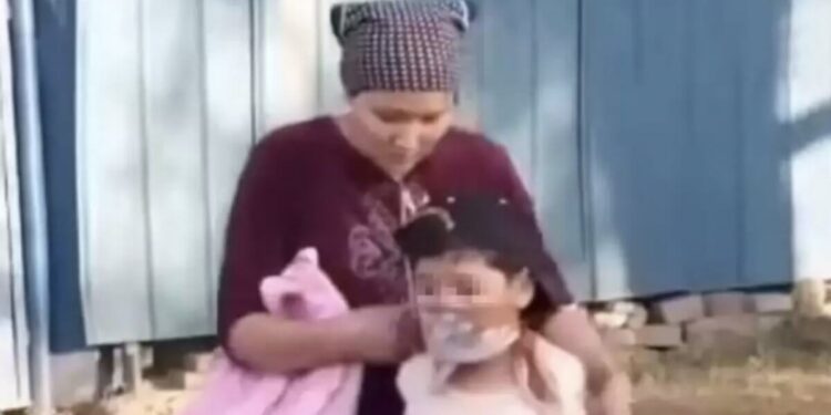 «Әйел кішкентай қызды байлап тастаған»: Полиция департаменті мәлімдеме жасады