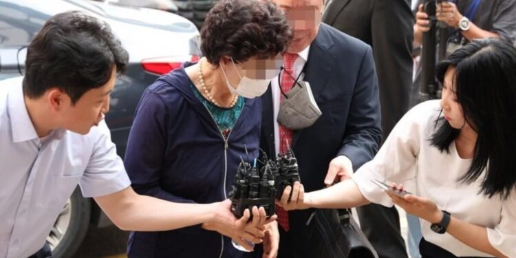 Корея президентінің енесі қомақты қаржы жымқырғаны үшін сотталды