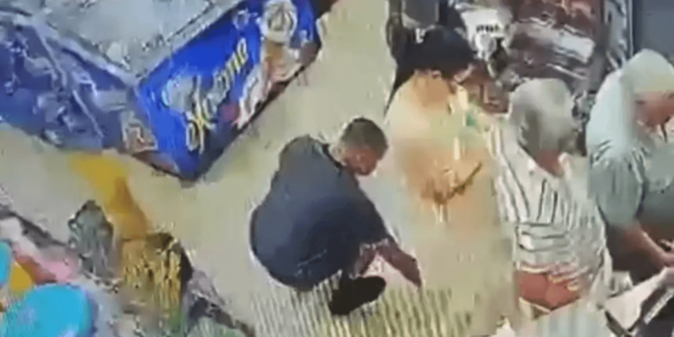 Семейде әйелдерді көйлегінің астынан суретке түсірген ер адам ұсталды