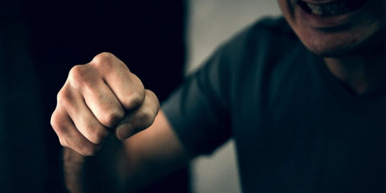 Атырауда күзетшілер таныспай қойған қызға күш қолданған