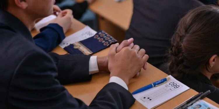 ҰБТ-дан жоғары балл жинауға көмектескен 3 адам ұсталды