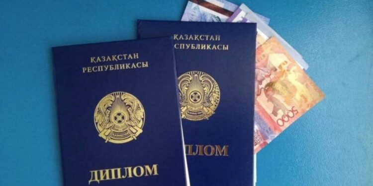 Жалған диплом алмақ болған Семей тұрғыны 600 мың теңгесінен айрылып қалған