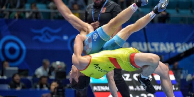 Күрестен ӘЧ: Қазақстан құрамасы жарысты бастады