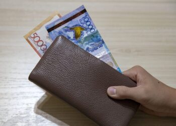 Шымкенттік полицей жоғалған әмиянды тауып, иесіне қайтарды