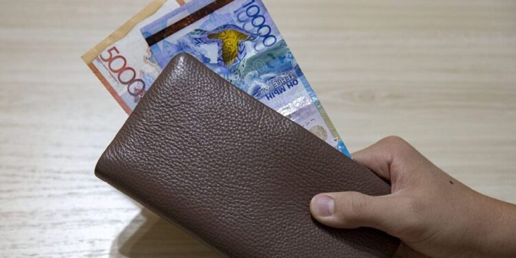 Шымкенттік полицей жоғалған әмиянды тауып, иесіне қайтарды