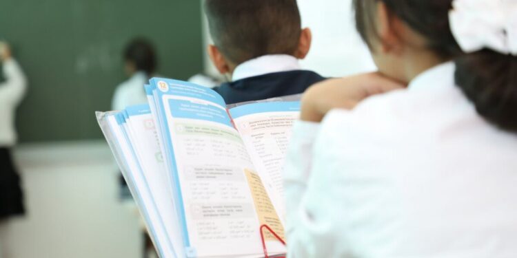 Мәжіліс төрағасы хиджаб туралы: «Мектепті діни ағымдардың ордасына айналдырмау керек»